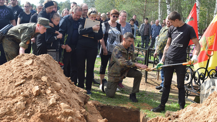В посёлке Мирный похоронили мобилизованного, у которого остались мать, жена  и дочь - новости ТИА