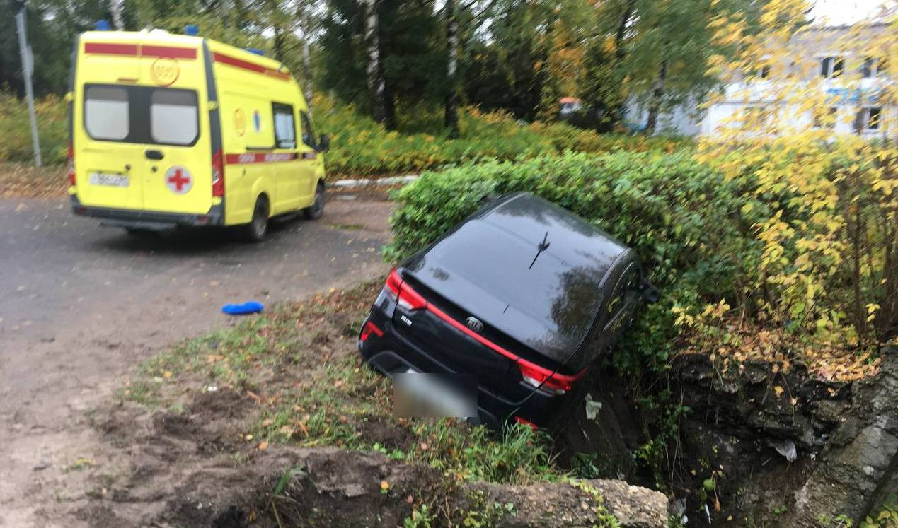 В Твери иномарка съехала в кювет: пострадали два человека - ТИА