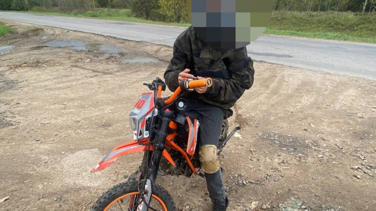 На дороге в Твери инспекторы ГИБДД остановили 12-летнего водителя питбайка - новости ТИА