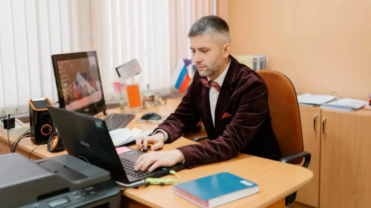 Виталий Королев поздравил Алексея Морозова, завоевавшего хрустального пеликана на конкурсе "Учитель года" - новости ТИА