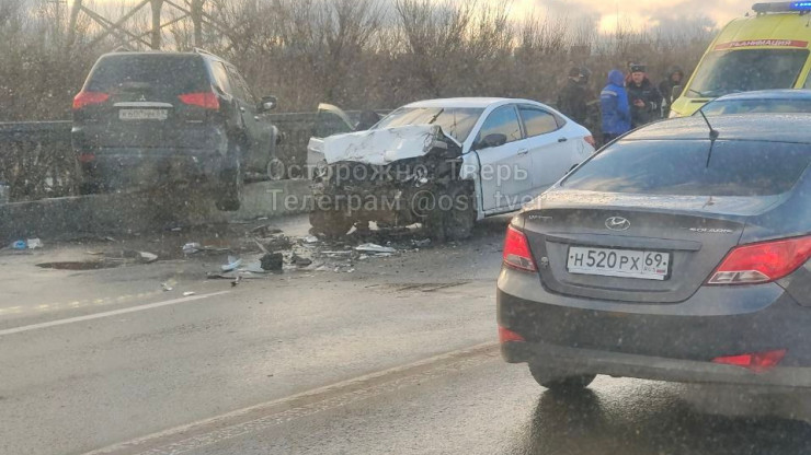 В Твери на Южном мосту произошло страшное ДТП: одна из авто врезалась в ограждение - новости ТИА