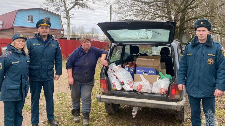 В Тверской области сотрудники МЧС подарили корм и заботу животным приюта - новости ТИА