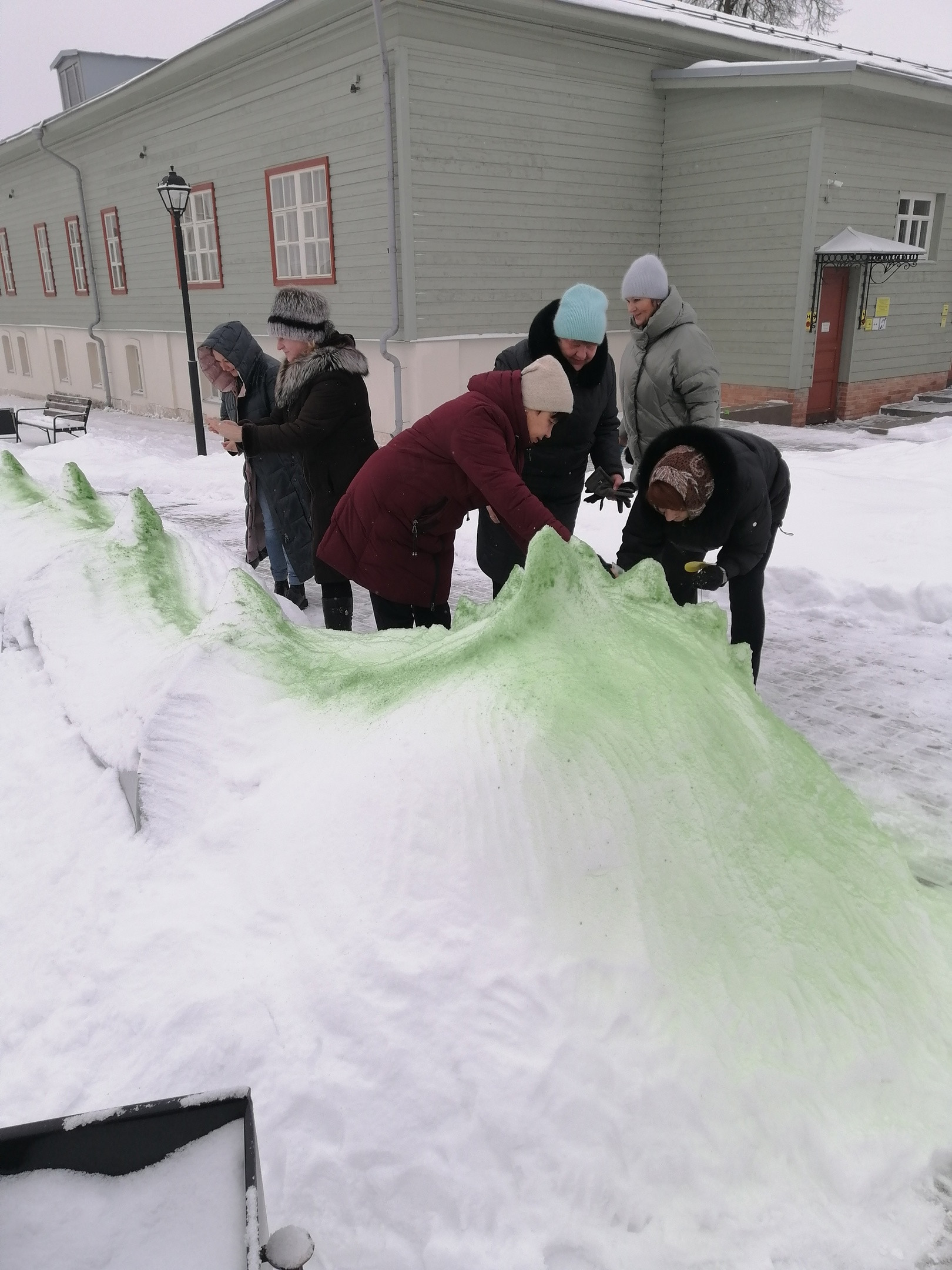 В Архангельске построили из снега зеленого дракона - 13 декабря - ру