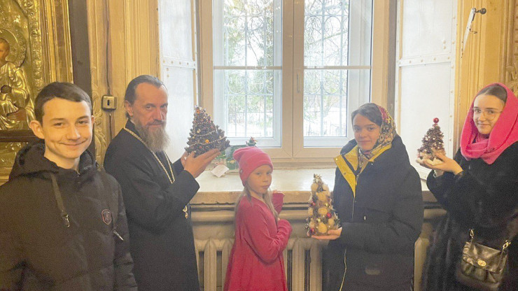 В храмах села Завидово Тверской области открылась выставка рождественских ёлочек - новости ТИА