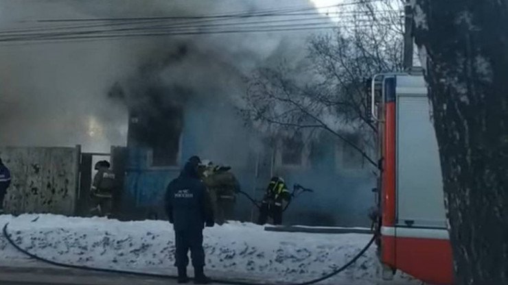 В Тверской области загорелся старый жилой дом - новости ТИА
