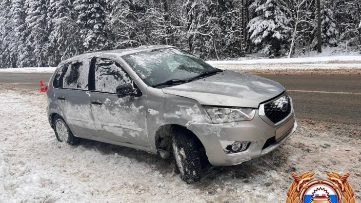 Под Тверью автомобиль улетел в кювет, пострадали два пассажира - новости ТИА