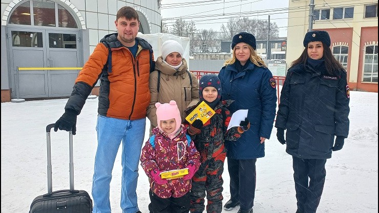 На вокзале в Твери детям раздавали сладости и правила - новости ТИА