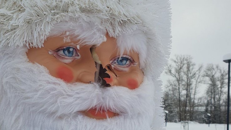 В Тверской области вандалы сломали нос Деду Морозу - новости ТИА