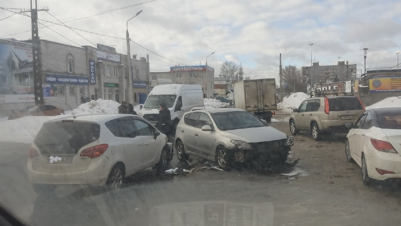 В Твери на улице Коминтерна выросла пробка из-за аварии | 03.03.2023 | Тверь  - БезФормата