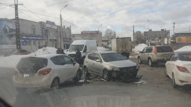 В Твери на улице Коминтерна выросла пробка из-за аварии - новости ТИА