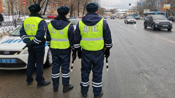 Инспекторы ГИБДД задержали пьяного водителя-рецидивиста без прав - новости ТИА
