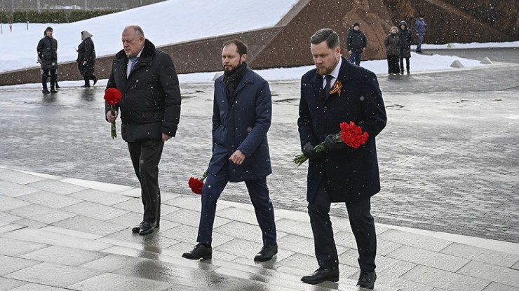 Виталий Королев возложил цветы к Ржевскому мемориалу в годовщину освобождения Ржева - новости ТИА