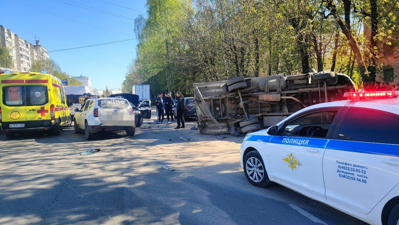 В Твери машину разворотило в жутком ДТП - ТИА