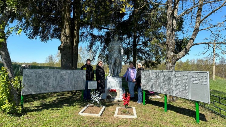 В Тверской области сотрудники прокуратуры благоустроили воинское захоронение и обелиск - новости ТИА