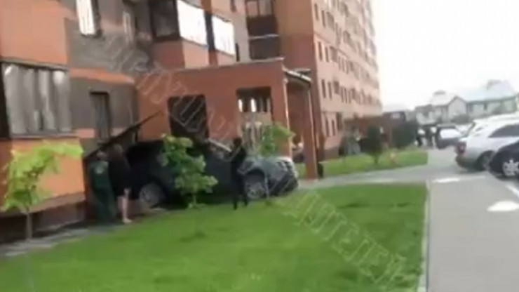 Опубликовано видео момента аварии на парковке в Твери - новости ТИА