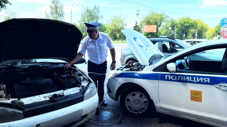 В Твери госавтоинспектор помог автоледи, машина которой заглохла посреди дороги - новости ТИА