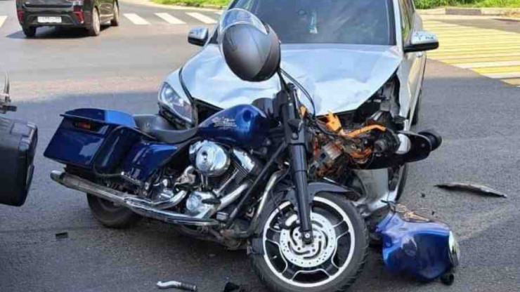 В Твери на перекрёстке мотоцикл врезался в иномарку - новости ТИА