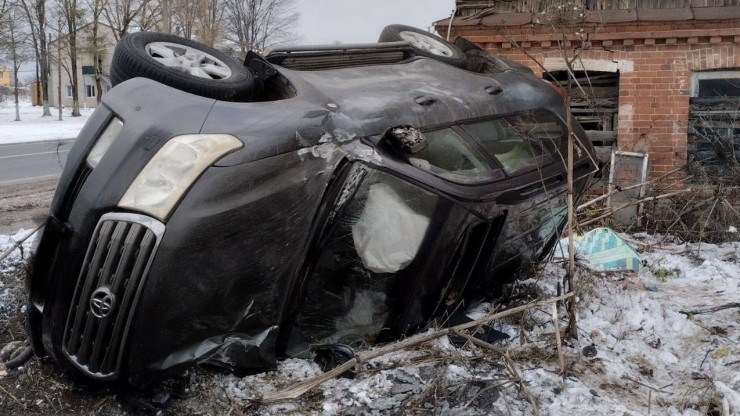 В Калязинском районе иномарка врезалась в бетонную опору освещения - новости ТИА