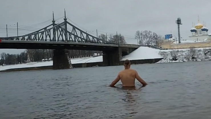 В Волге, под Старым мостом в Твери, мужчина искупался в ледяной воде - новости ТИА