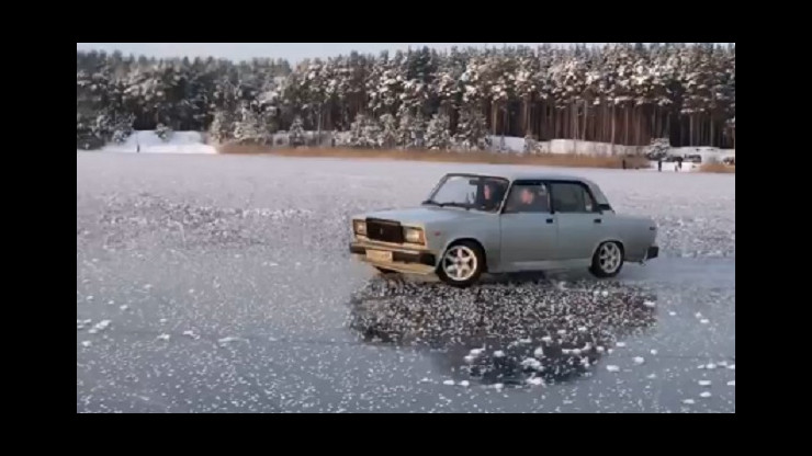 В Твери водитель на автомобиле "ВАЗ" проверил крепость льда на карьерах - новости ТИА