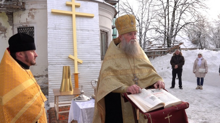 В Торжке на восстанавливаемый Георгиевский храм установили накупольный крест - новости ТИА