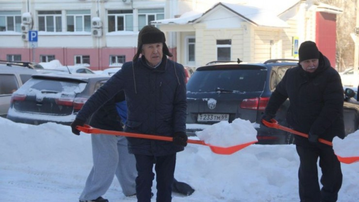 Владимир Васильев организовал в Твери субботник по уборке снега - новости ТИА