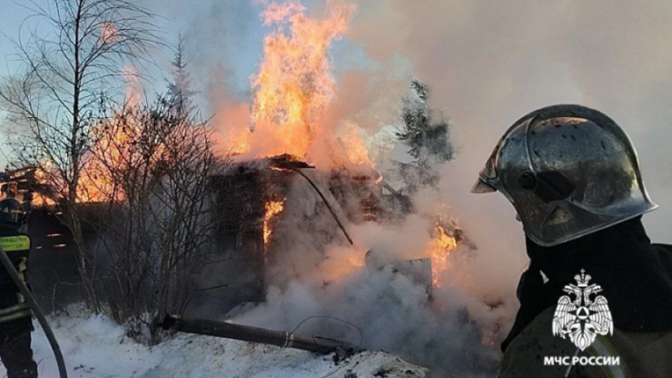 Женщина погибла на пожаре в Калининском округе - новости ТИА