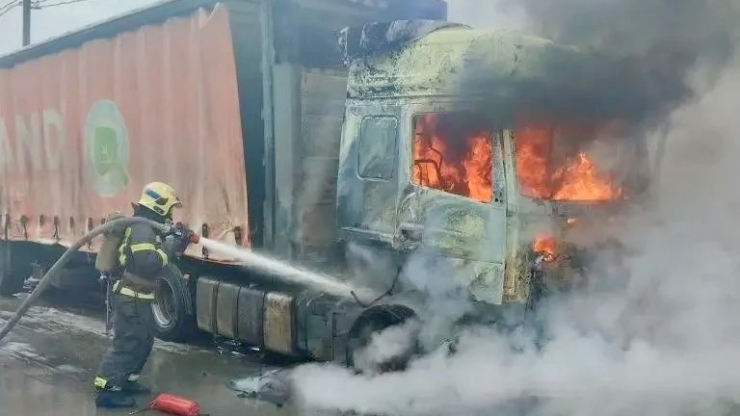 На трассе в Тверской области полыхала фура - новости ТИА