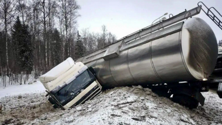 В Калининском округе после ДТП с трассы вылетела автоцистерна - новости ТИА