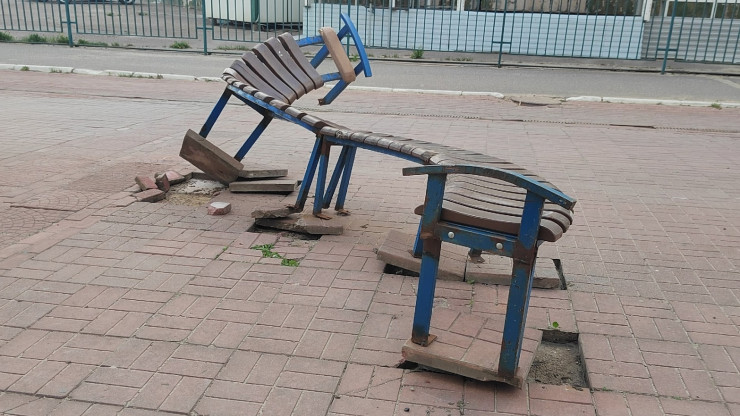 В Твери сломали скамейку у торгового центра "Олимп" - новости ТИА