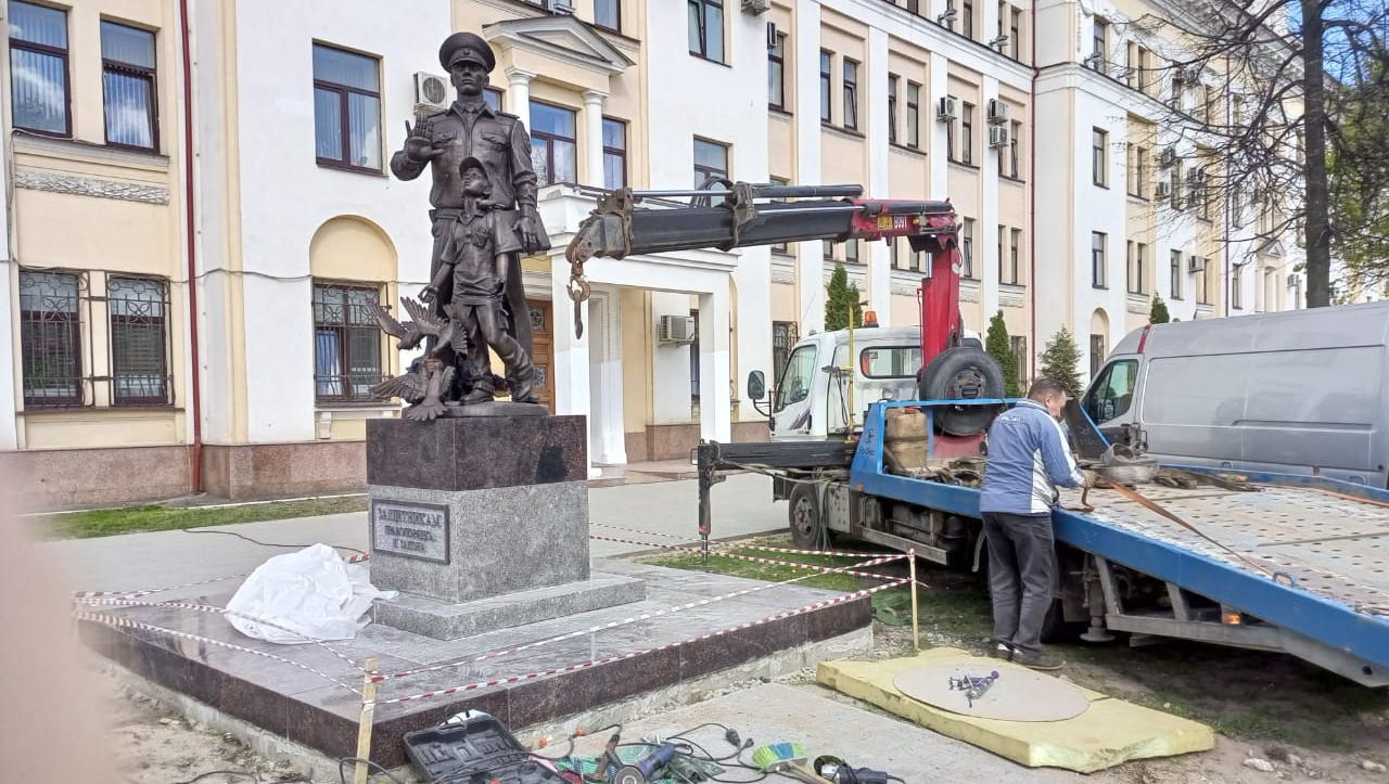 В Твери на площади Мира установили памятник полицейскому - ТИА