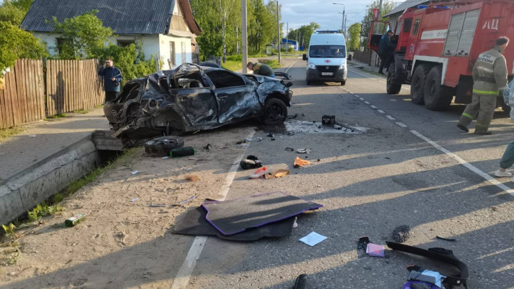 В Тверской области машина врезалась в дом: два человека погибли, два пострадали - новости ТИА