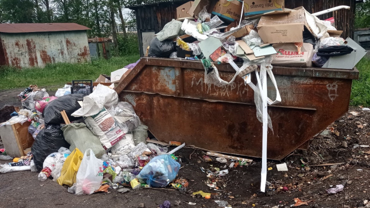 Жители посёлков под Тверью жалуются на горы мусора на контейнерных площадках - новости ТИА
