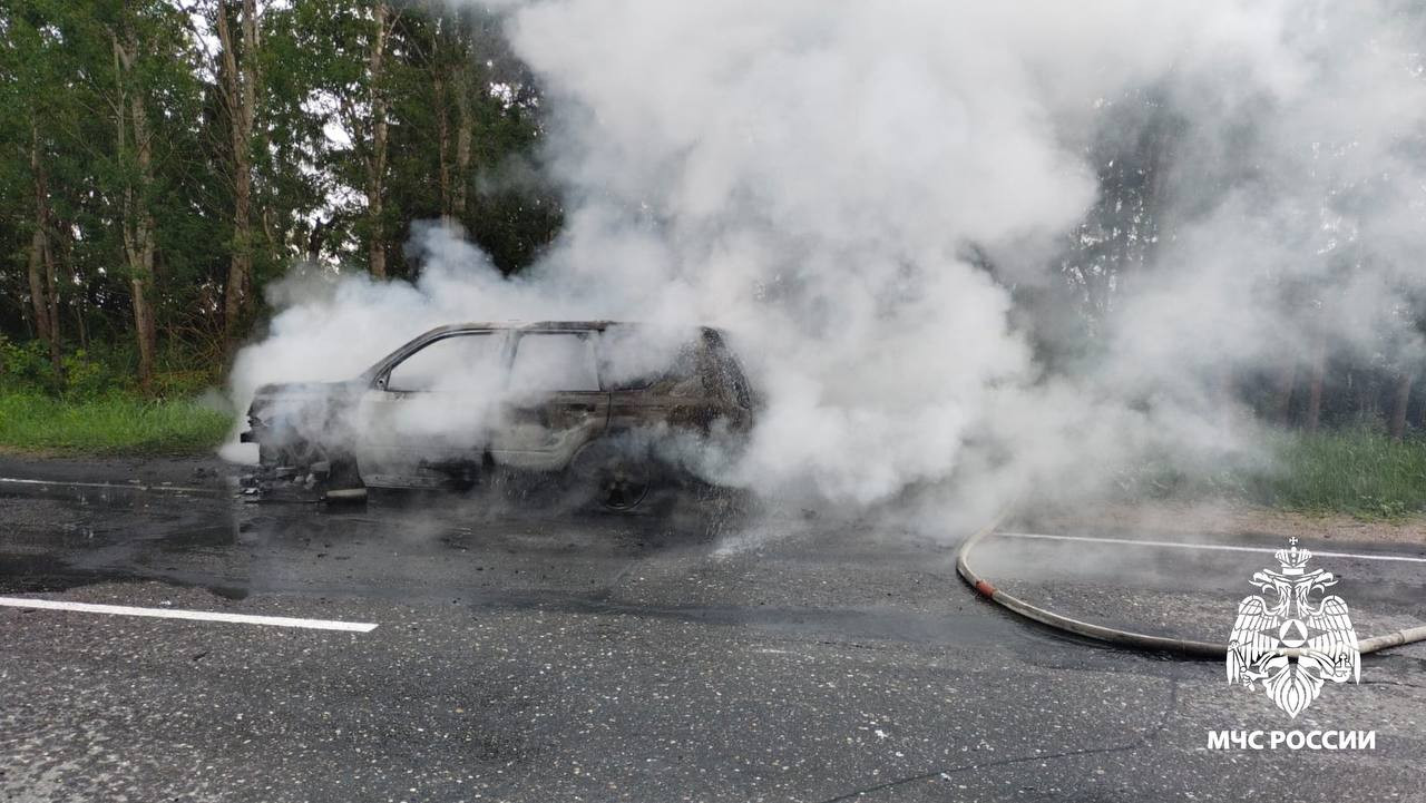 В Тверской области машина загорелась во время движения | 04.06.2024 | Тверь  - БезФормата