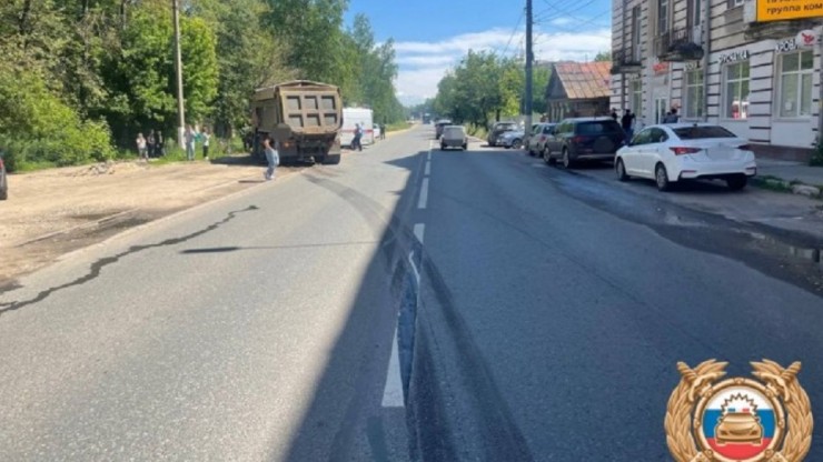 Опубликовано видео момента аварии на Спартака в Твери, где грузовик протаранил такси - новости ТИА