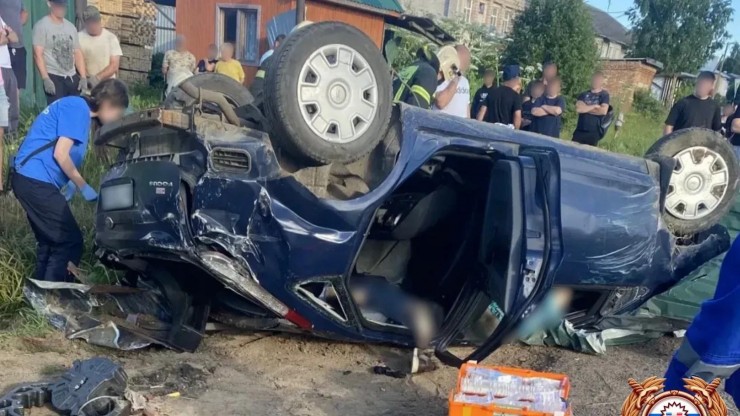 В Тверской области перевернулся автомобиль, водитель и пассажиры погибли - новости ТИА