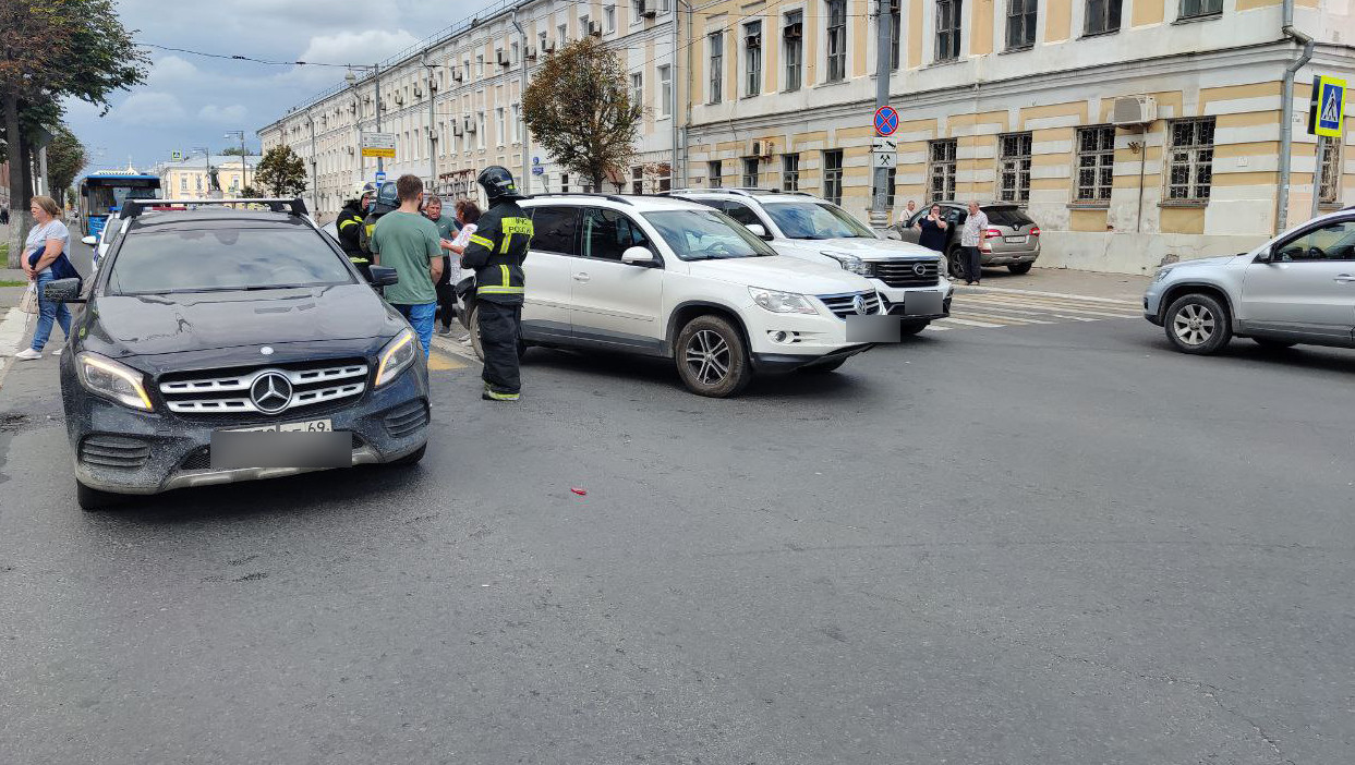 В Твери столкнулись четыре автомобиля, в аварии пострадали три человека -  ТИА