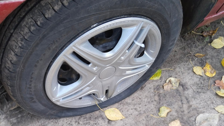 В Твери в Заволжье неизвестные хулиганы снова начали резать колёса машин - новости ТИА