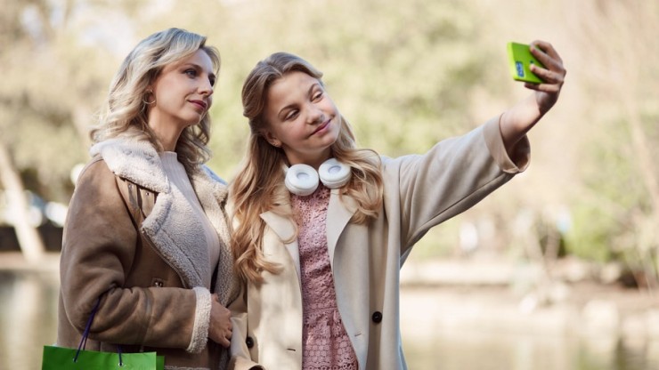 Смартфоны с ИИ догоняют фоторедакторы по росту популярности - новости ТИА