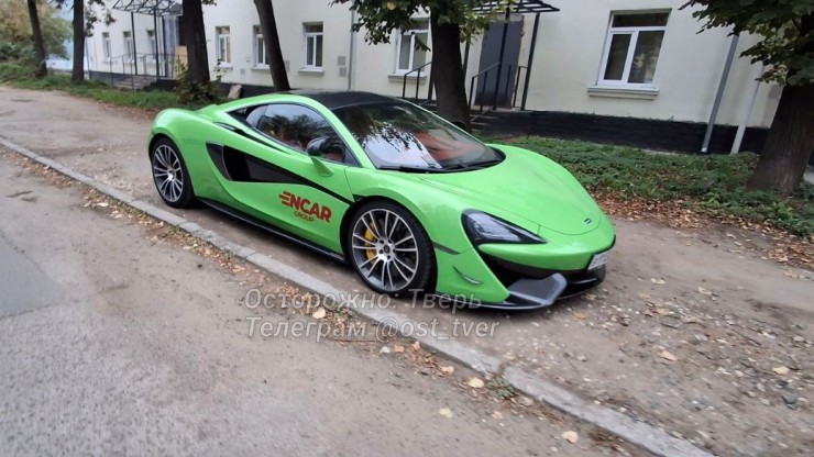 В Твери на тротуаре автолюбитель припарковал McLaren - новости ТИА