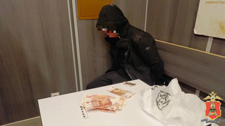 В Твери поймали на живца 18-летнего курьера-мошенника в момент передачи денег - новости ТИА