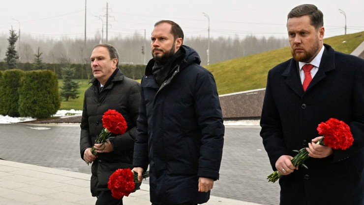 Виталий Королев начал рабочую поездку в Ржевский округ с возложения цветов к мемориалу Советскому солдату - новости ТИА