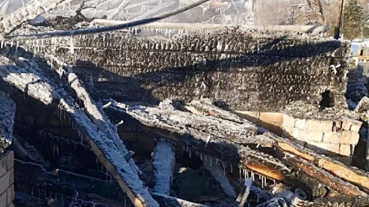 В деревне под Осташковом сгорел дом, пострадала хозяйка - новости ТИА