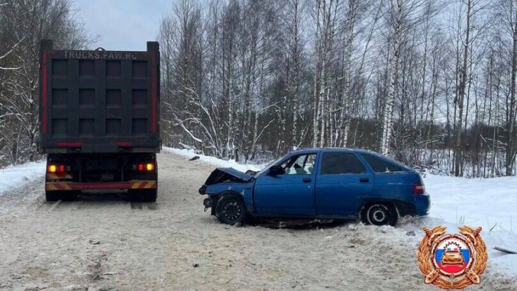 В Конаковском округе легковушка столкнулась с грузовиком, есть пострадавшие - новости ТИА