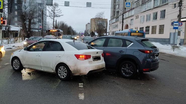 В Твери столкнулись два автомобиля: пострадал водитель - новости ТИА