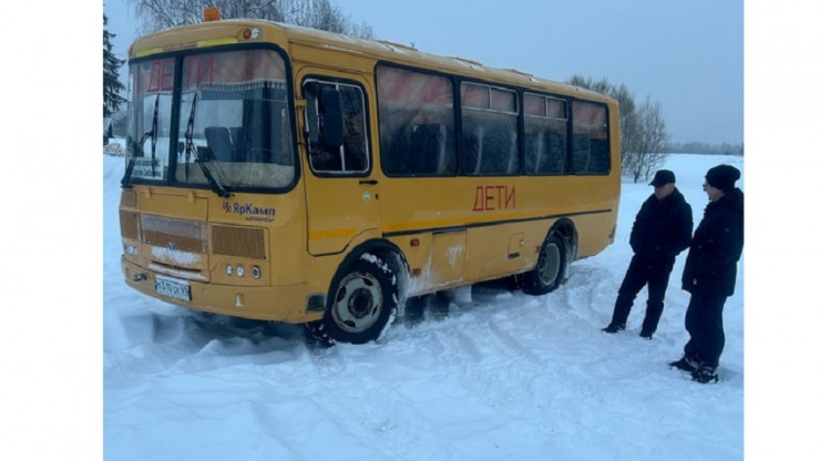 В деревне в Тверской области школьный автобус застрял в снегу - новости ТИА