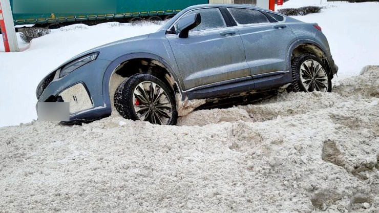 В Тверской области подполковник УФСИН помог улетевшей в сугроб автолюбительнице - новости ТИА