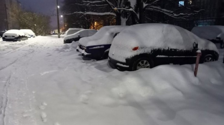 В Твери автовладельцев попросили убрать машины с улиц, где ночью будут вывозить снег - новости ТИА