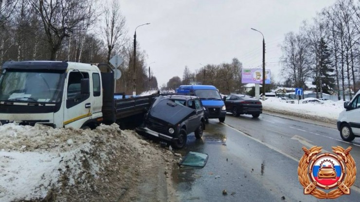 На шоссе в Твери столкнулись четыре авто, есть пострадавший - новости ТИА