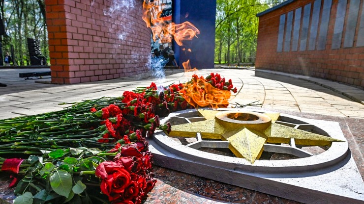 Дмитрий Медведев и Виталий Королев зажгли Вечный огонь в Торжке Тверской области - новости ТИА